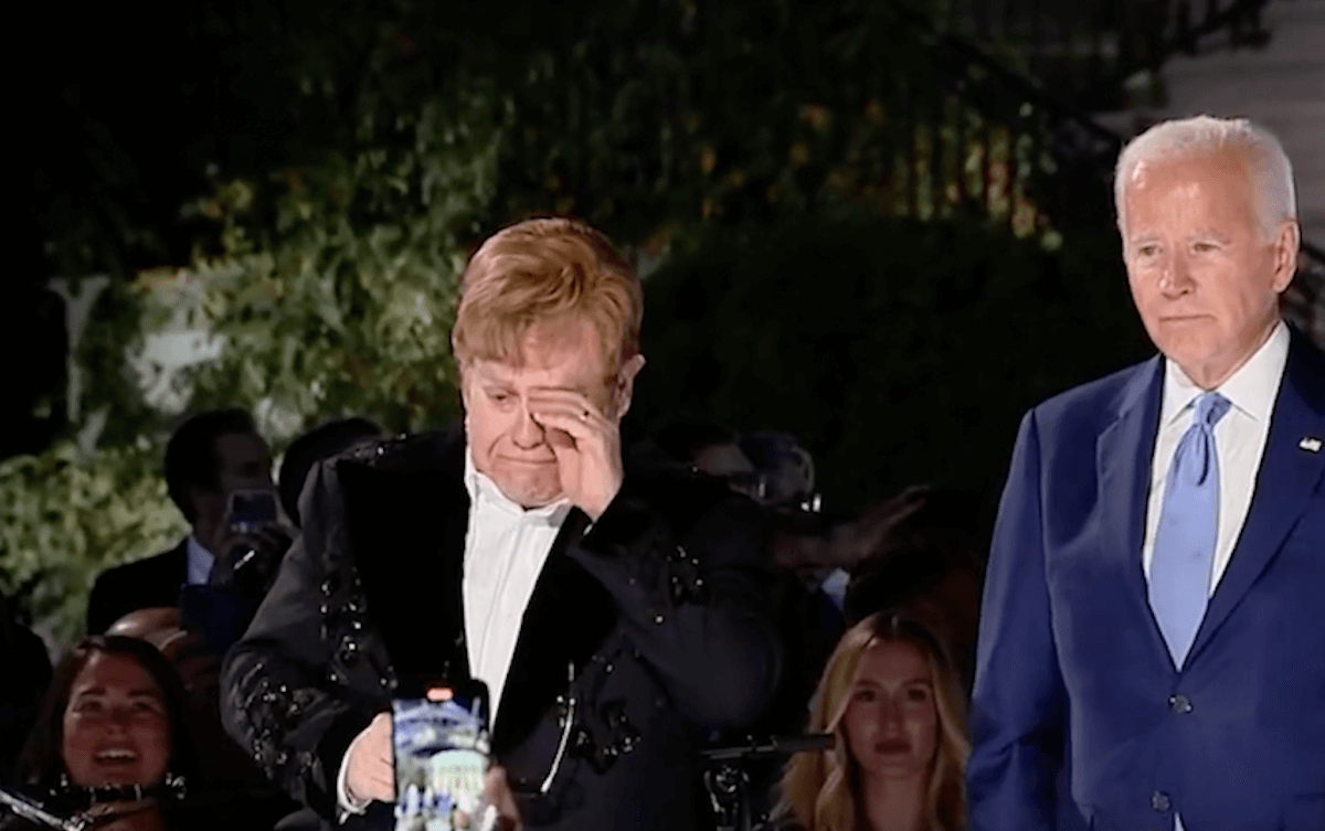 Joe Biden lo celebra ed Elton John scoppia in lacrime: “Le sue canzoni liberano le emozioni e le persone” – VIDEO