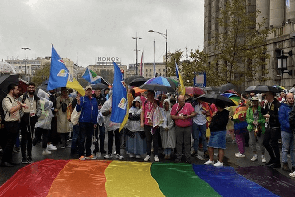 EuroPride 2022 a Belgrado sotto la pioggia, scontri tra ultranazionalisti e polizia - EuroPride Belgrado sotto la pioggia - Gay.it