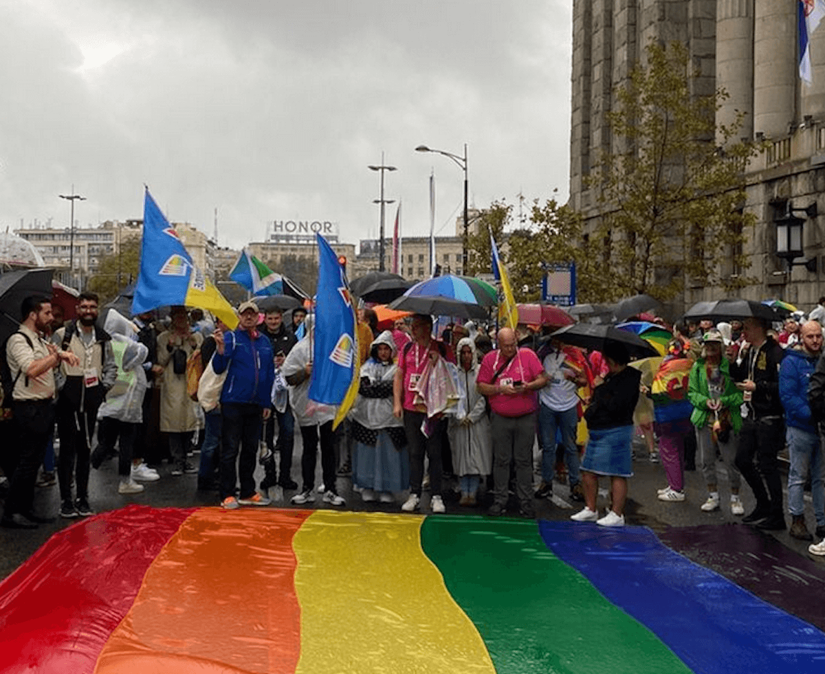 EuroPride 2022 a Belgrado sotto la pioggia, scontri tra ultranazionalisti e polizia