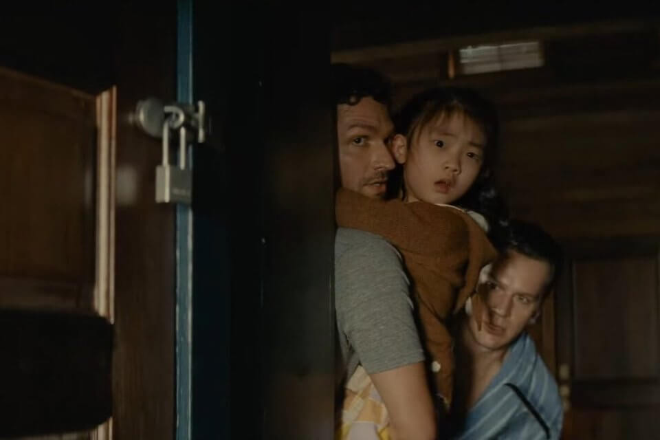 Knock at the Cabin, il trailer dell’horror di  M. Night Shyamalan con una famiglia arcobaleno protagonista