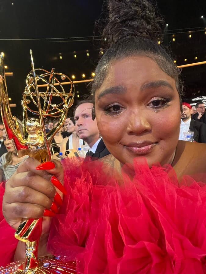 Emmy 2022, i vincitori. Trionfano Zendaya e Lizzo. Murray Bartlett ringrazia il fidanzato Matt - VIDEO - Lizzo - Gay.it