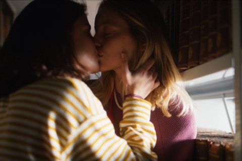 Prisma, recensione. In un'Italia apparentemente monocolore un'infinità di sfumature chiamate fluidità - PrimeVideo Prisma 5 - Gay.it