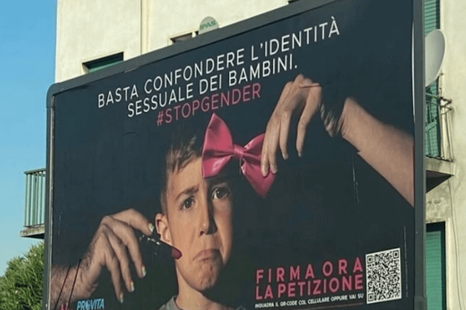 Cartelloni Pro Vita invadono le città: "Stop gender, basta confondere l'identità sessuale dei bambini" - Pro Vita Famiglia Milano - Gay.it