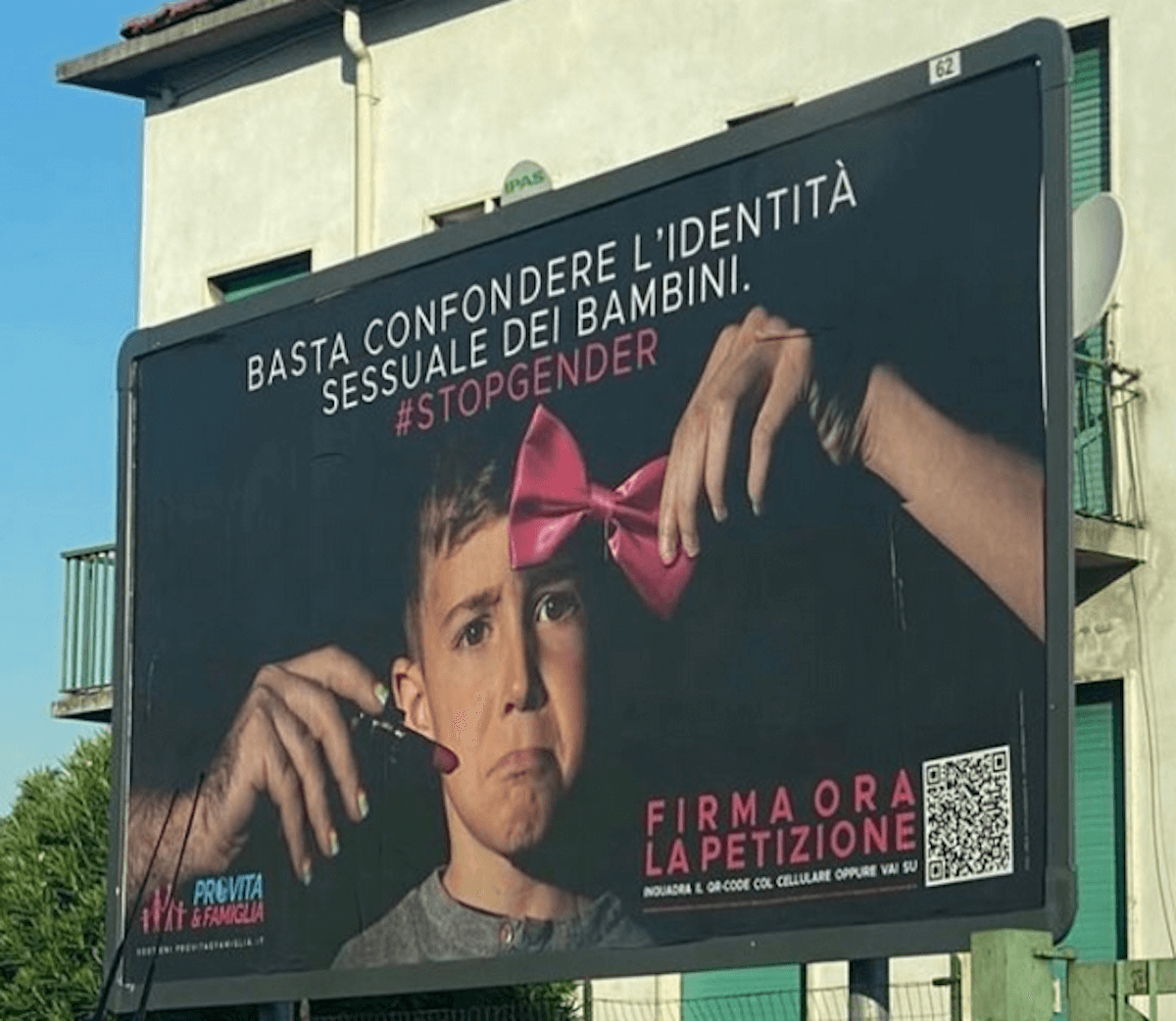 Pro Vita, nuovi aberranti manifesti contro la carriera alias a Roma: "Basta confondere l'identità sessuale dei bambini" - Pro Vita Famiglia Milano - Gay.it