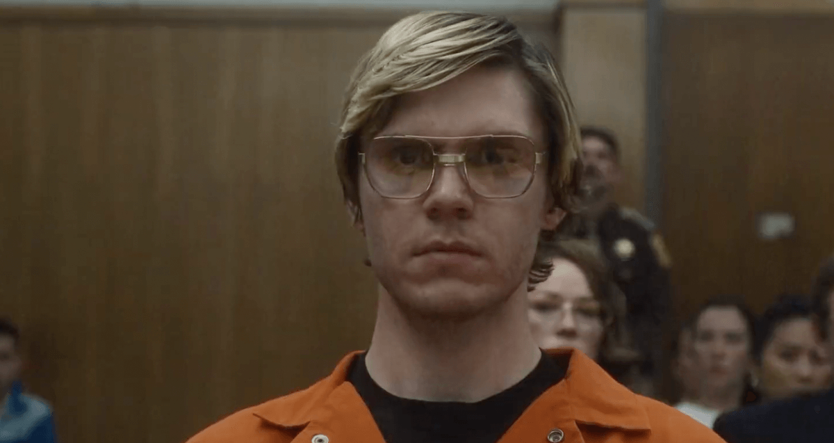 DAHMER – Mostro: La storia di Jeffrey Dahmer, il 1° trailer della serie con Evan Peters cannibale di Milwaukee