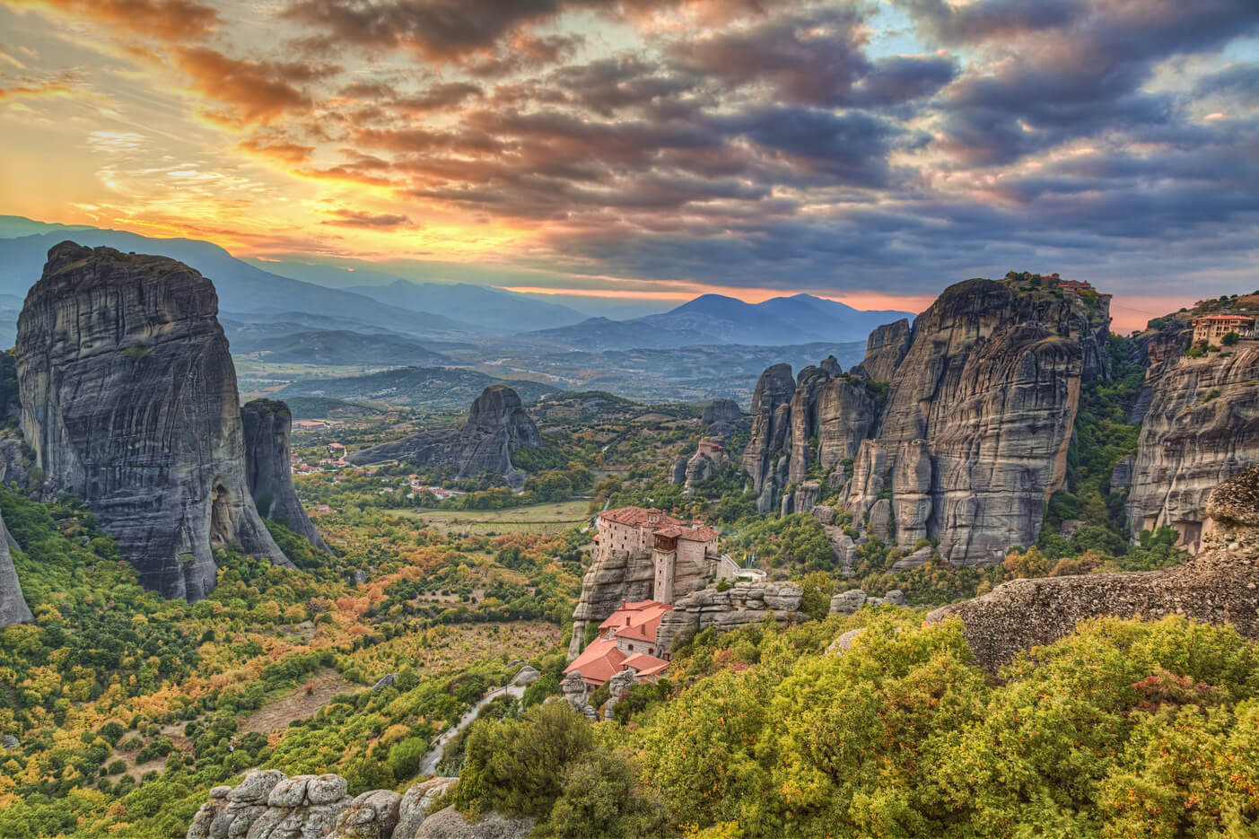 Le meraviglie della Grecia: 5 incredibili luoghi da visitare assolutamente - Thessaly Meteora Agia Varvara Roussanou Mon shutterstock 1246879421 - Gay.it