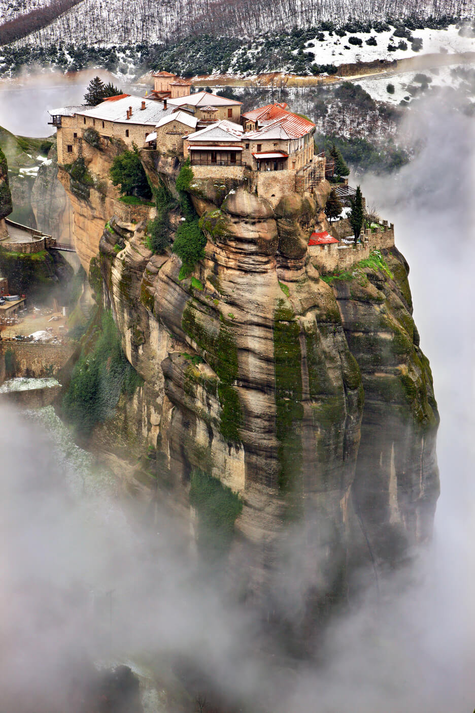 Le meraviglie della Grecia: 5 incredibili luoghi da visitare assolutamente - Thessaly Meteora To Megalo Meteoro Mon shutterstock 68448775 - Gay.it