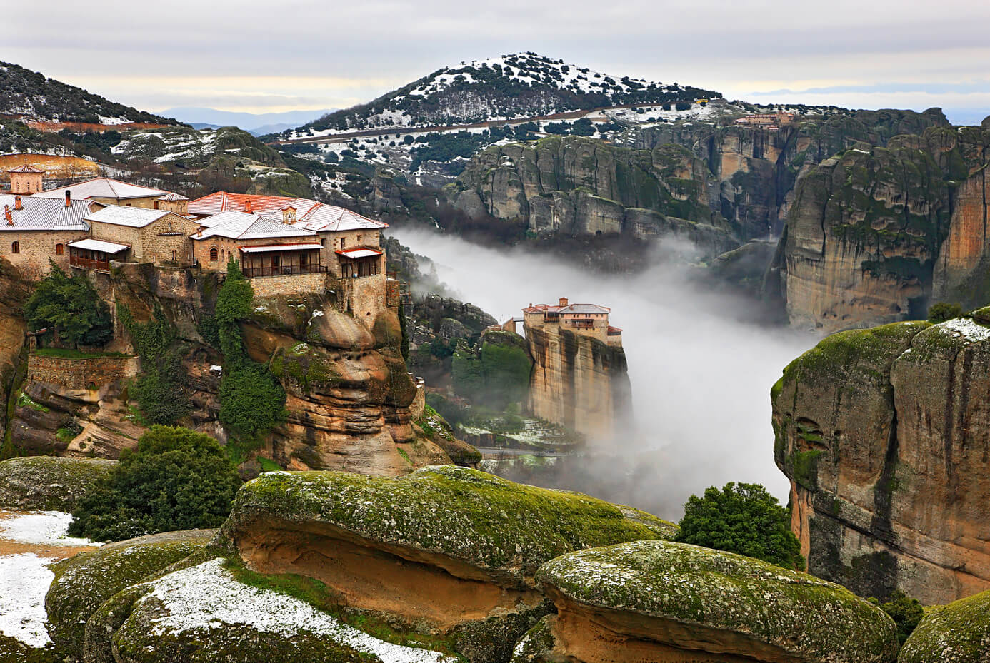 Le meraviglie della Grecia: 5 incredibili luoghi da visitare assolutamente - Thessaly Meteora To Megalo Meteoro Mon shutterstock 68700949 - Gay.it