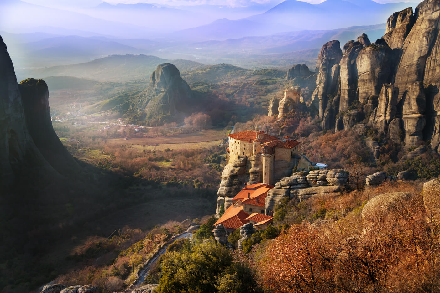 Le meraviglie della Grecia: 5 incredibili luoghi da visitare assolutamente - Thessaly Meteora shutterstock 212390359 - Gay.it