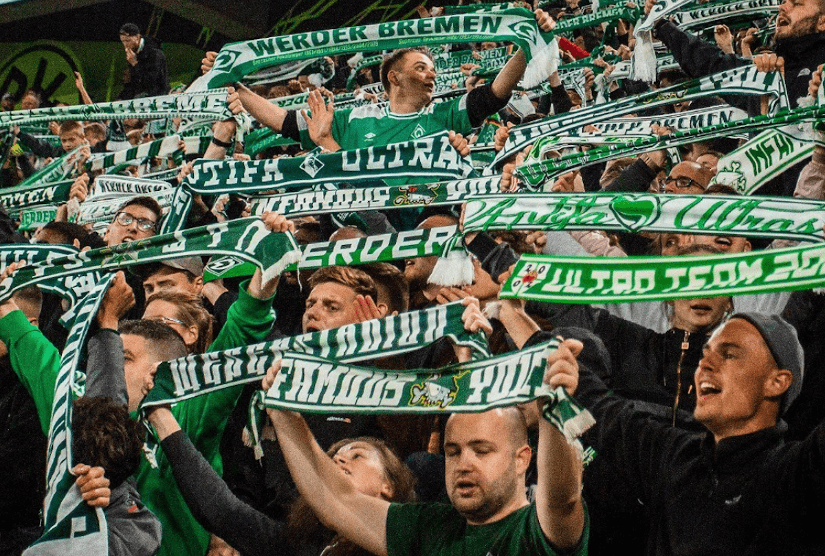Tifosi del Werder Brema espongono bandiera transgender per omaggiare Malte, uomo trans* ucciso