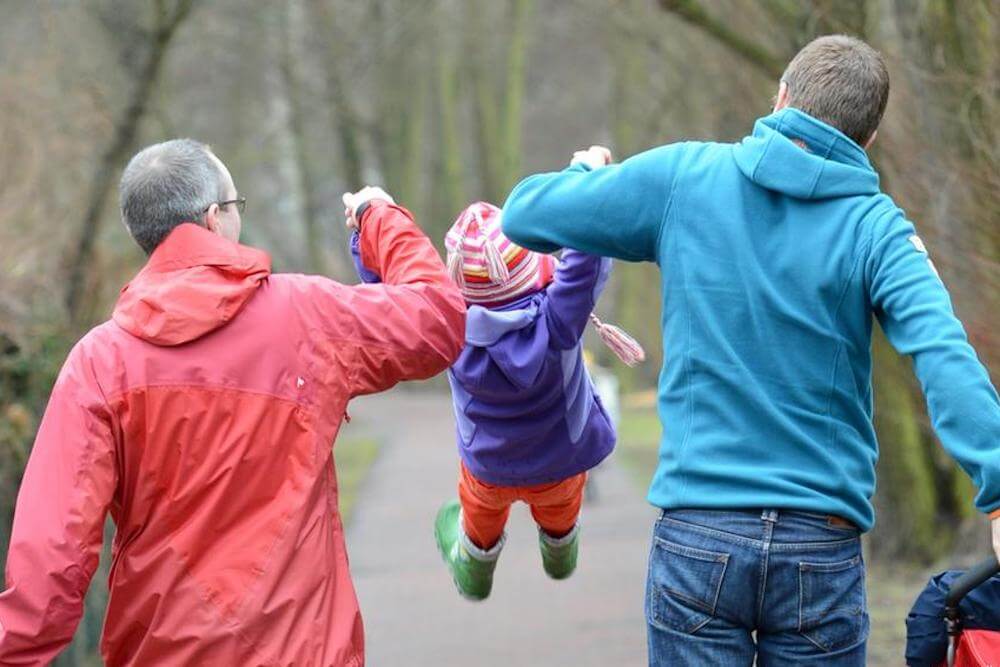 Germania: l’affidamento di un bambino turco a una coppia gay scatena il caos, interviene anche la Turchia