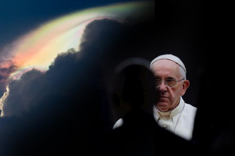 La solitudine di Papa Francesco: incontra i cristiani LGBT e annuisce