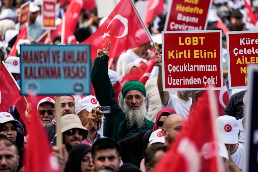 Turchia: a Istanbul la più grande protesta anti-LGBT mai vista nel Paese, la comunità è in pericolo
