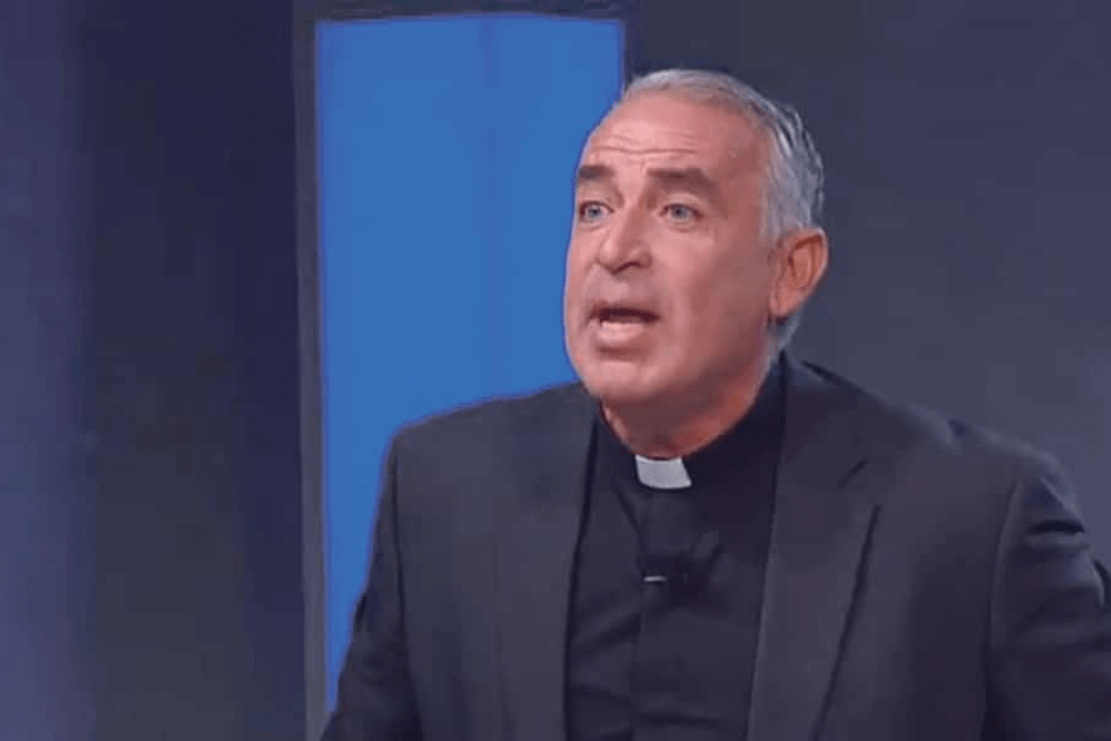 Malta, scagionato il prete che aveva definito l’omosessualità “peggio di una possessione demoniaca”