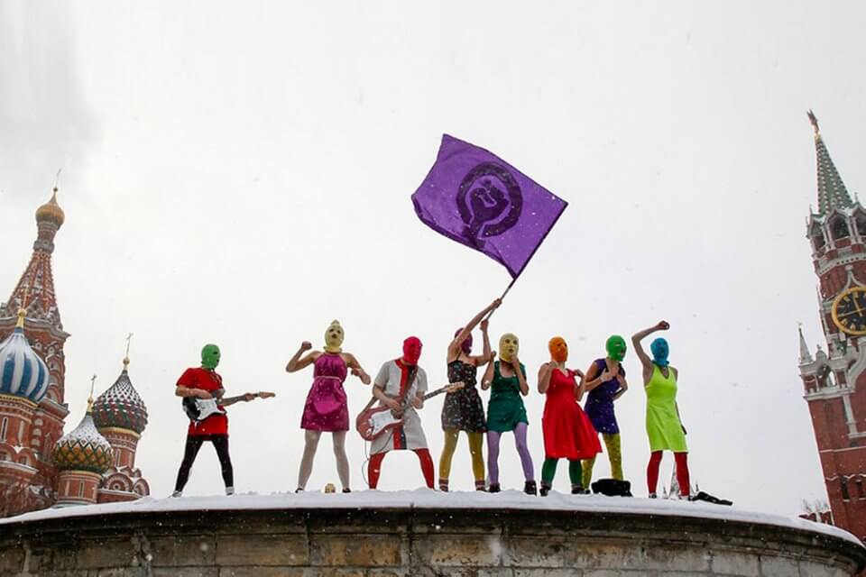 Pussy Riot a Gay.it: “non esiste arte senza politica, gli eroi siamo tutti noi”