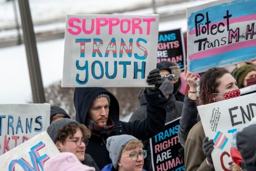 Transfobia USA: in Virginia niente più accesso ai bagni e richiesta legale anche per cambiare pronomi