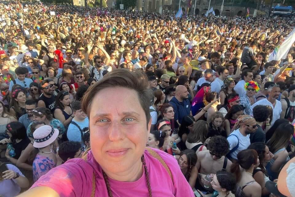 Alessia Crocini di Famiglie Arcobaleno: "Il Governo Meloni parte malissimo, vogliamo leggi di uguaglianza" - Alessia Crocini - Gay.it