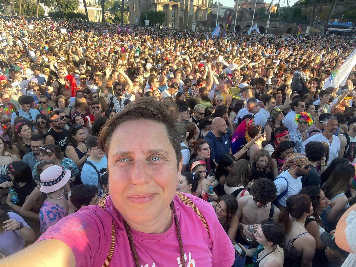 Alessia Crocini di Famiglie Arcobaleno: “Il Governo Meloni parte malissimo, vogliamo leggi di uguaglianza”