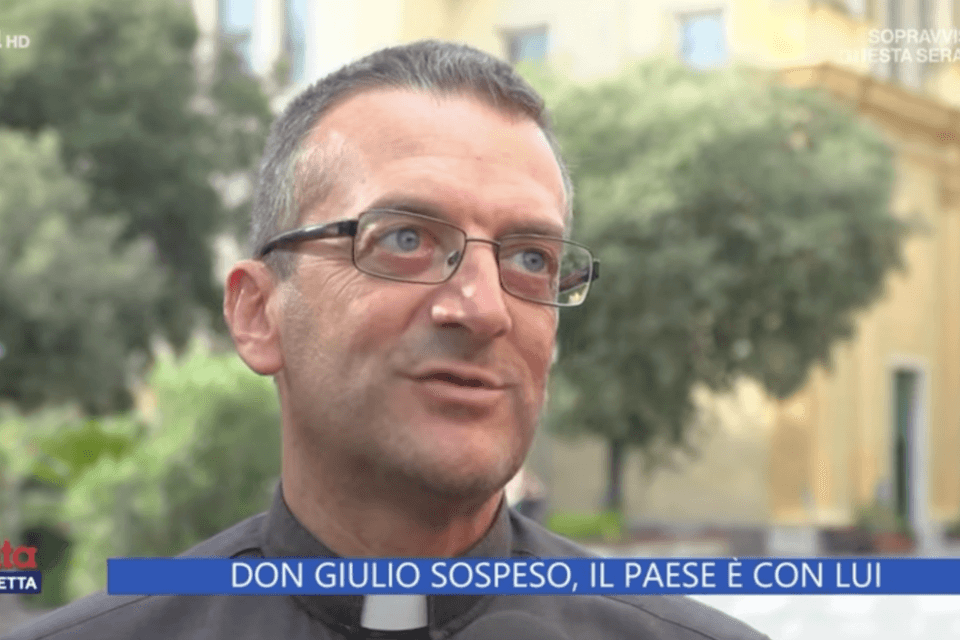 Don Giulio, in 500 in piazza in sua difesa: “Il paese è con lui” – VIDEO