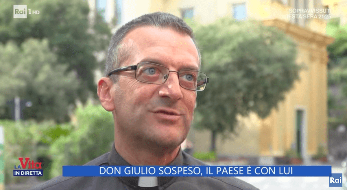 Don Giulio, in 500 in piazza in sua difesa: “Il paese è con lui” – VIDEO