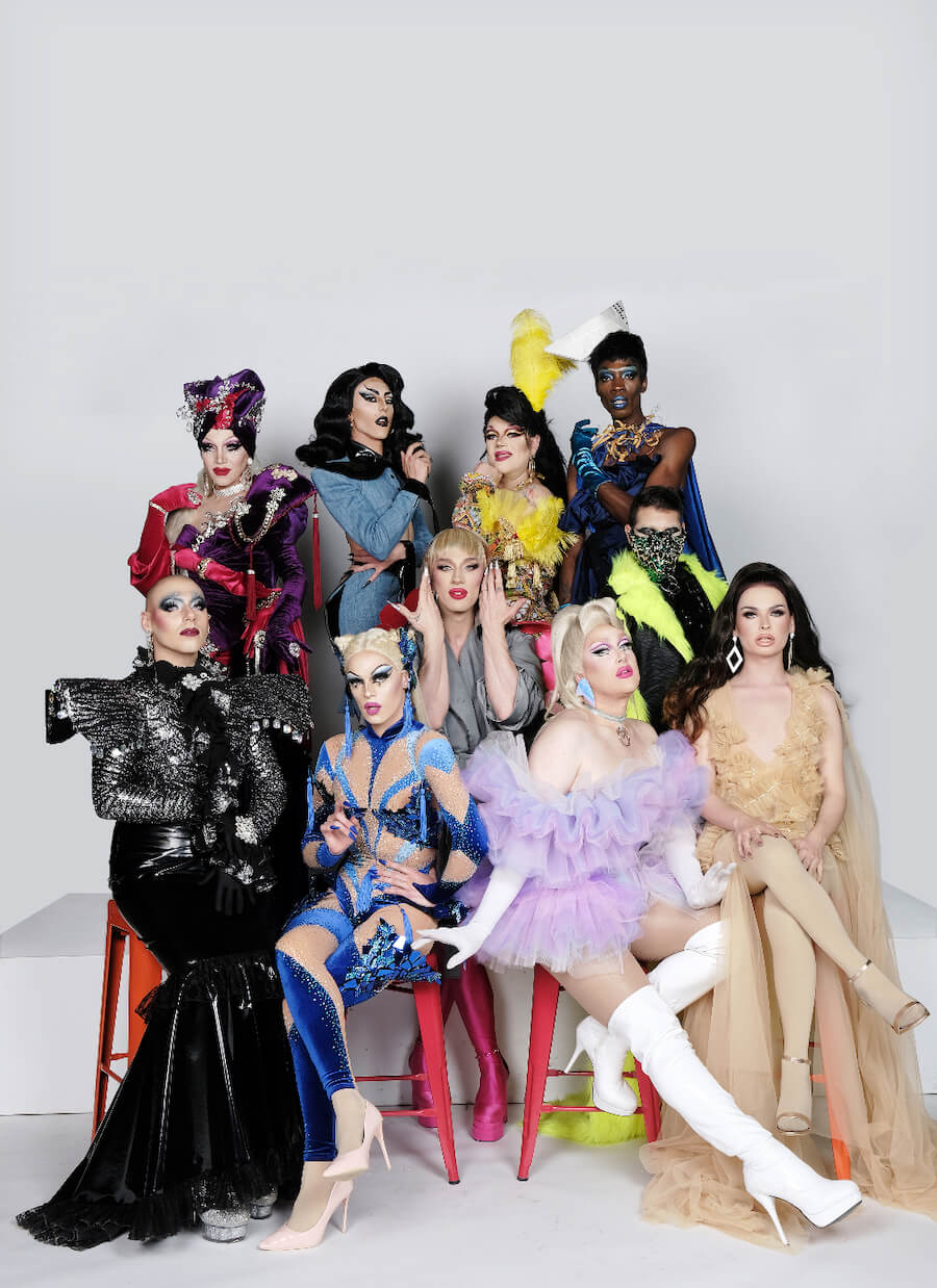 Drag Race Italia 2, intervista ai 3 giudici: "L'arte drag come risposta al clima d'odio che attraversa il Paese" - Gruppo1vnew.jpg Da sx in basso Narciso La Petite Noire Nehellenia Aura Eternal Seconda fila in basso al centro Skandalove e Gioffrè In alto da sx La Diamond Panthera Virus Tanissa Yoncè e Obama - Gay.it