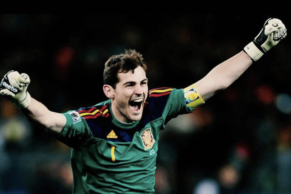 Iker Casillas fa coming out: “Sono gay”. Poi rettifica: “Account hackerato, chiedo scusa alla comunità LGBT”