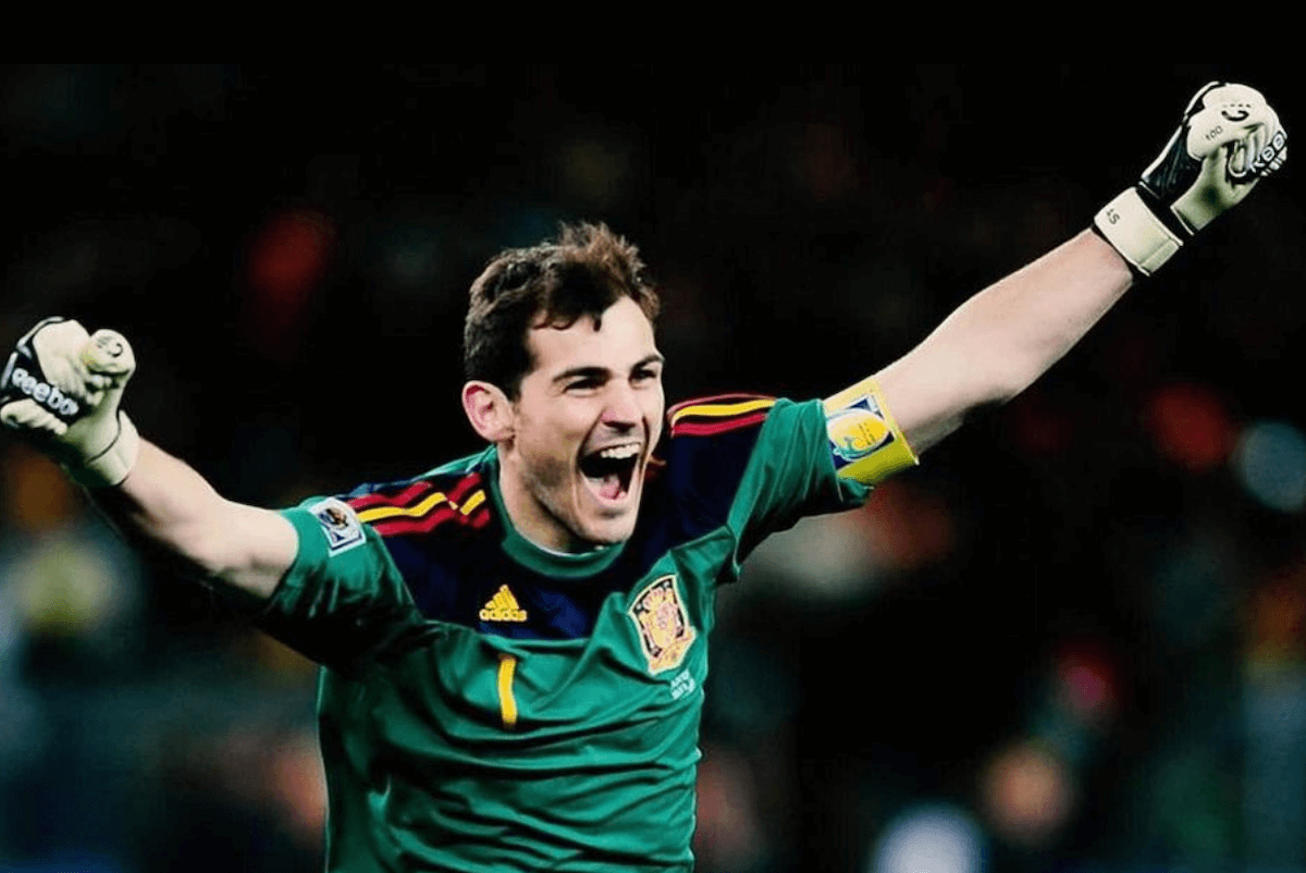 Iker Casillas fa coming out: “Sono gay”. Poi rettifica: “Account hackerato, chiedo scusa alla comunità LGBT”