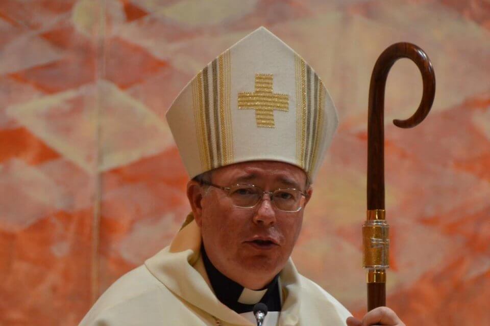 Il Cardinale Hollerich apre alla benedizione per le coppie LGBT: “Non sono mele marce, fanno parte della Creazione”