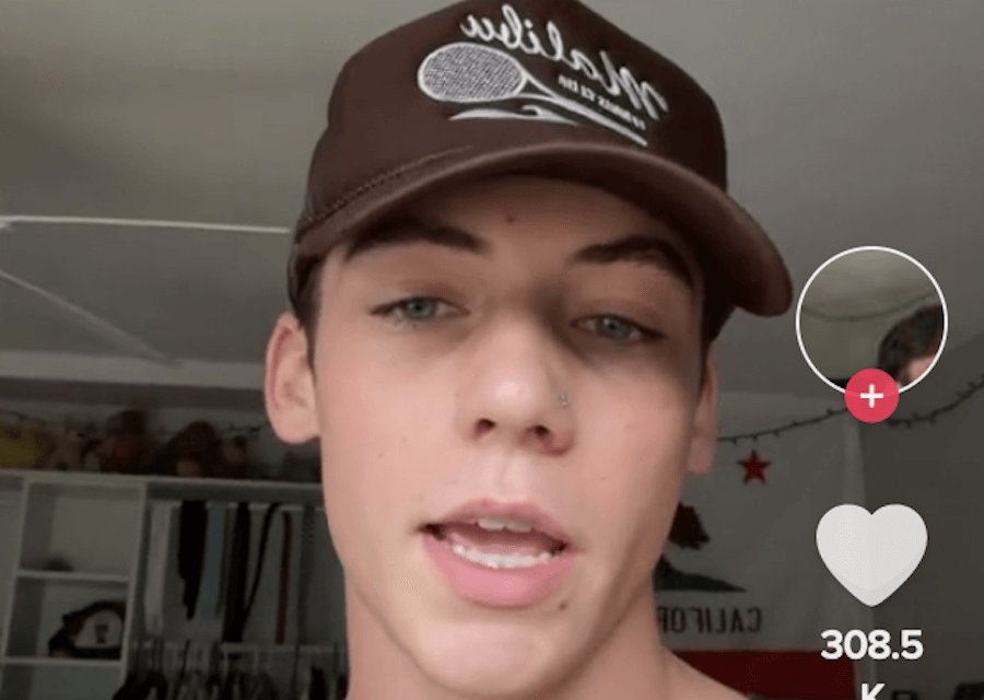 Adolescente gay denuncia due episodi di omofobia su TikTok e il video diventa virale