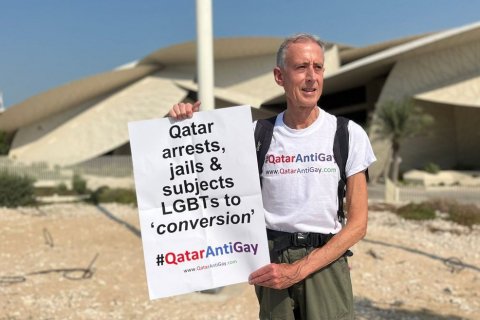 Peter Tatchell arrestato in Qatar dopo aver organizzato la prima protesta LGBTQI+ in uno Stato del Golfo Arabico - Peter Tatchell arrestato - Gay.it