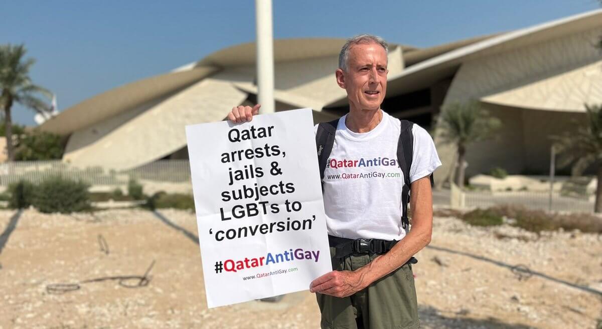 Peter Tatchell arrestato in Qatar dopo aver organizzato la prima protesta LGBTQI+ in uno Stato del Golfo Arabico