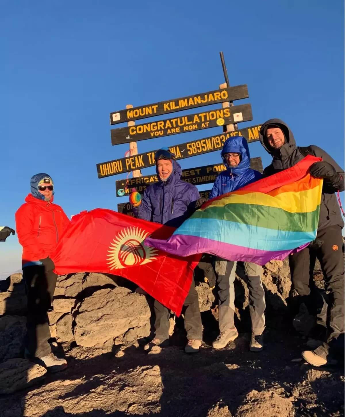 Scalatori gay issano bandiera rainbow sulla cima della montagna di Vladimir Putin - Scalatori gay issano bandiera rainbow sulla cima della montagna di Vladimir Putin 3 - Gay.it