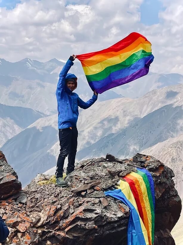 Scalatori gay issano bandiera rainbow sulla cima della montagna di Vladimir Putin - Scalatori gay issano bandiera rainbow sulla cima della montagna di Vladimir Putin - Gay.it