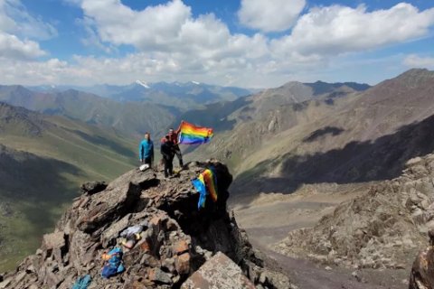 Scalatori gay issano bandiera rainbow sulla cima della montagna di Vladimir Putin - Scalatori gay issano bandiera rainbow sulla cima della montagna di Vladimir Putin2 - Gay.it
