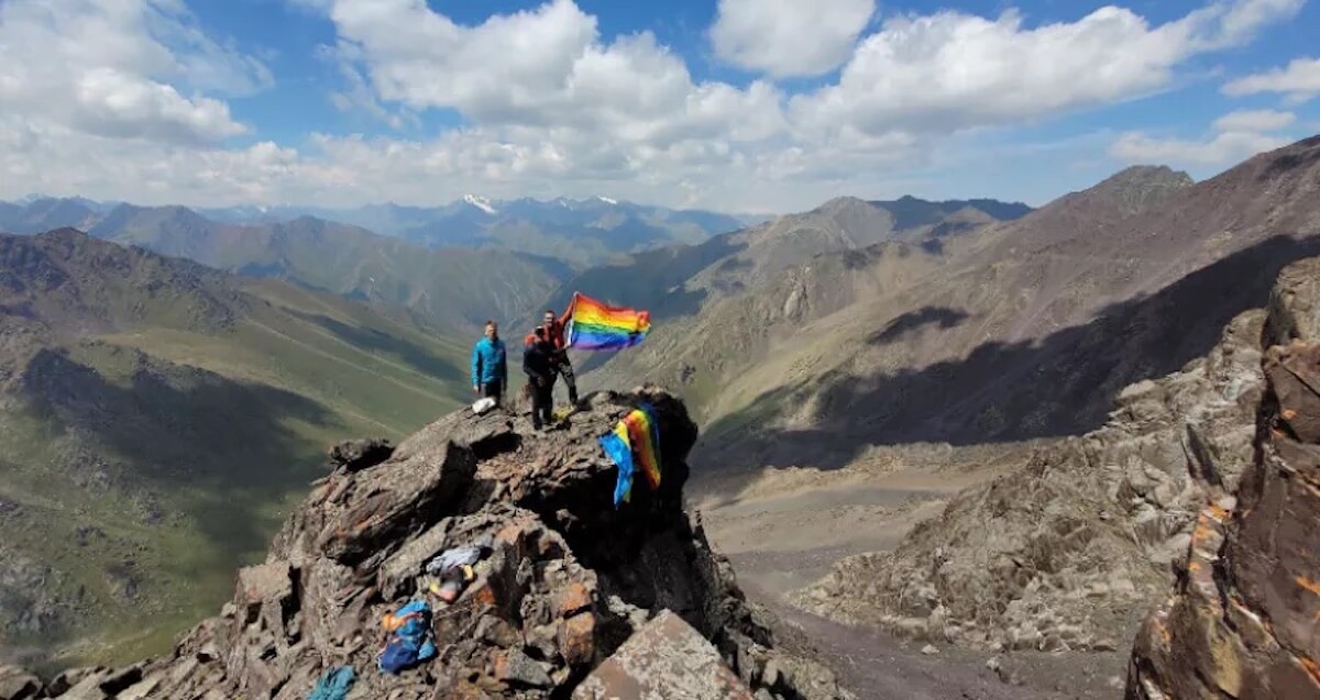 Scalatori gay issano bandiera rainbow sulla cima della montagna di Vladimir Putin