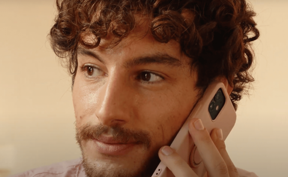 Gay Help Line 2022, la nuova campagna del numero che risponde a chi si sente invisibile