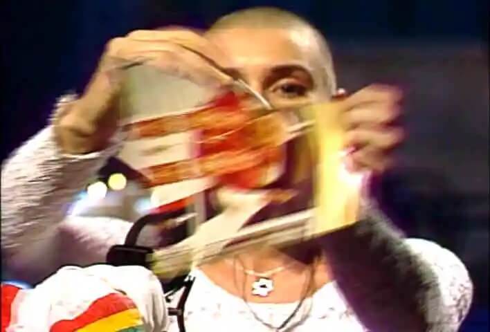 30 anni fa Sinéad O’Connor strappava la foto del Papa in diretta tv ponendo fine alla sua carriera – VIDEO