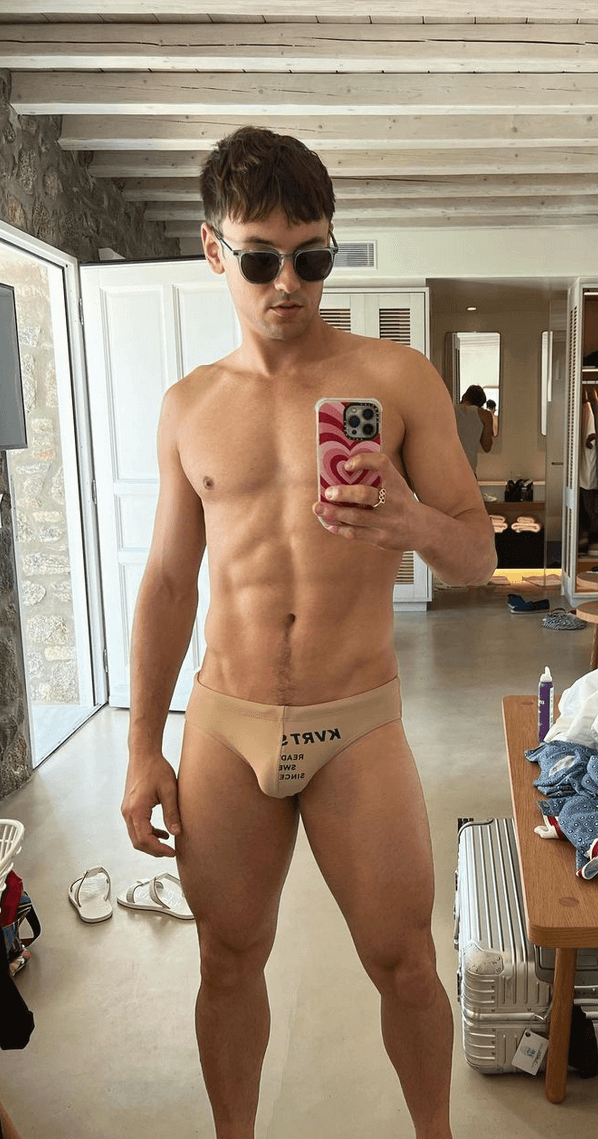 Tom Daley vuole maggiore inclusione LGBTQ+ negli sport: "Tuttə dovrebbero sentirsi benvenutə" - Tom Daley in costume - Gay.it
