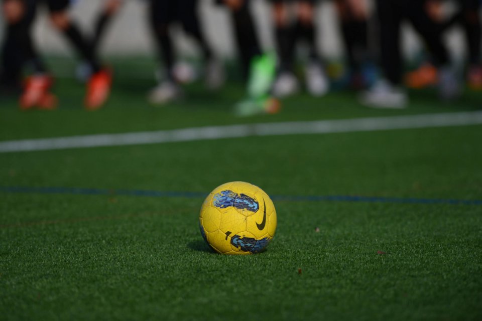Razzismo in campo: sedicenne insultato dall’allenatore