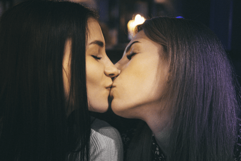 bacio ragazze lesbiche