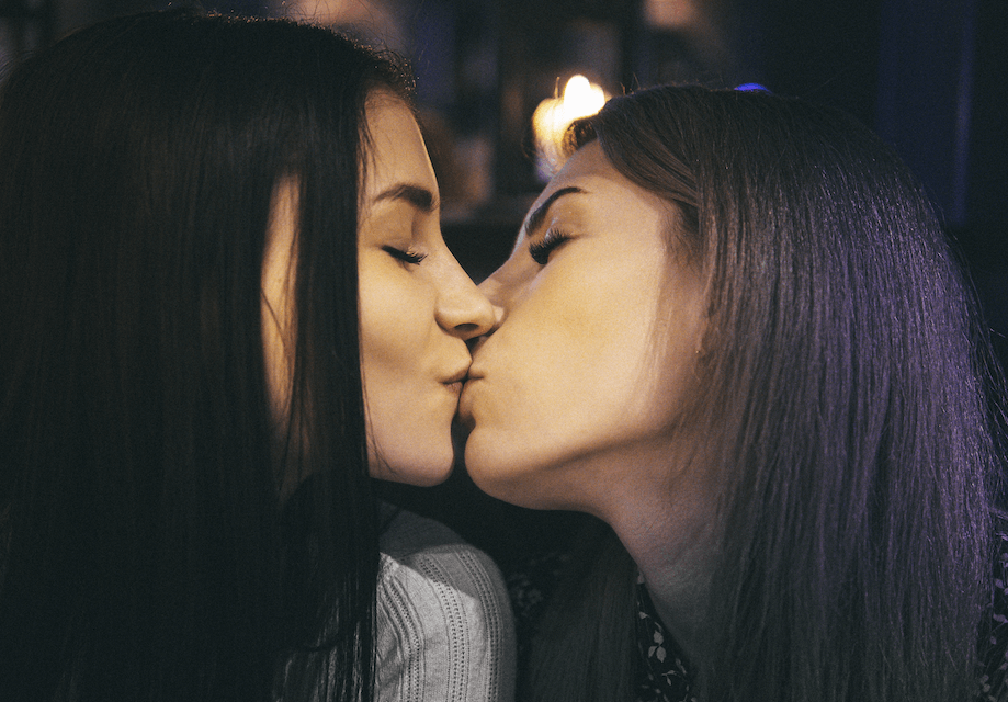 bacio ragazze lesbiche
