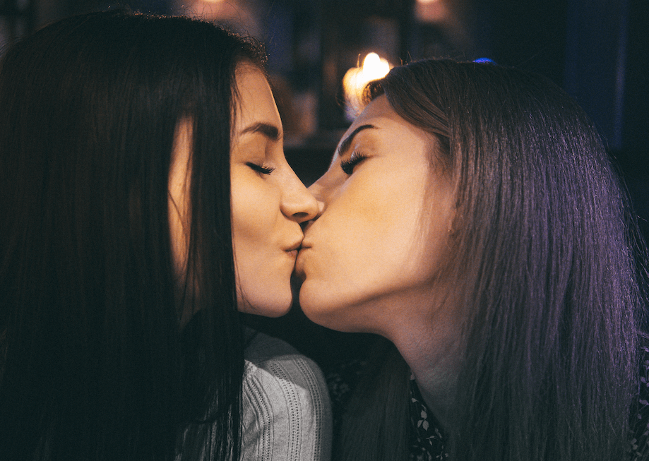 bacio ragazze lesbiche
