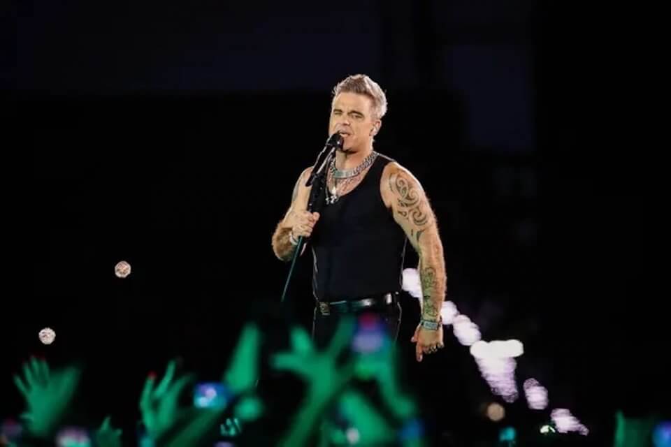 Qatar 2022, Robbie Williams si esibirà ai Mondiali di Calcio: piovono critiche sui social