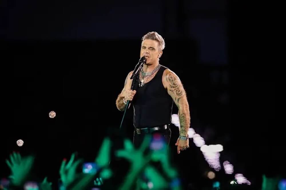 Qatar 2022, Robbie Williams si esibirà ai Mondiali di Calcio: piovono critiche sui social
