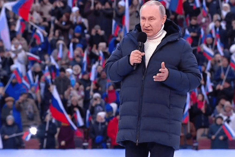 Russia, spot omofobo e razzista per convincere gli arruolabili a restare. Ma loro se ne vanno lo stesso