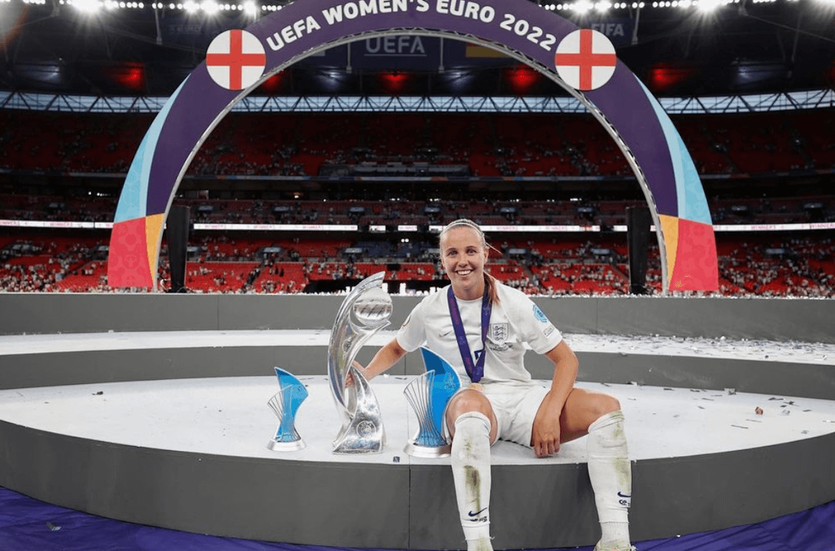Beth Mead, la calciatrice inglese contro i mondiali in Qatar: “Nessun rispetto per i diritti LGBTQI+”