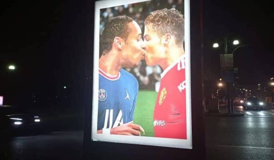 “Hanno FIFA dei Gay”, a Torino Ronaldo bacia Henry per denunciare l’omotransfobia dei mondiali in Qatar