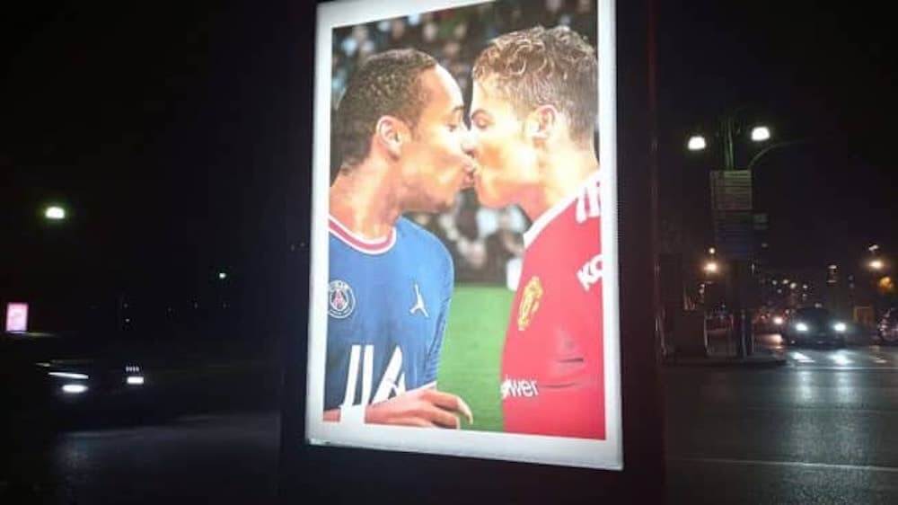 “Hanno FIFA dei Gay”, a Torino Ronaldo bacia Henry per denunciare l’omotransfobia dei mondiali in Qatar