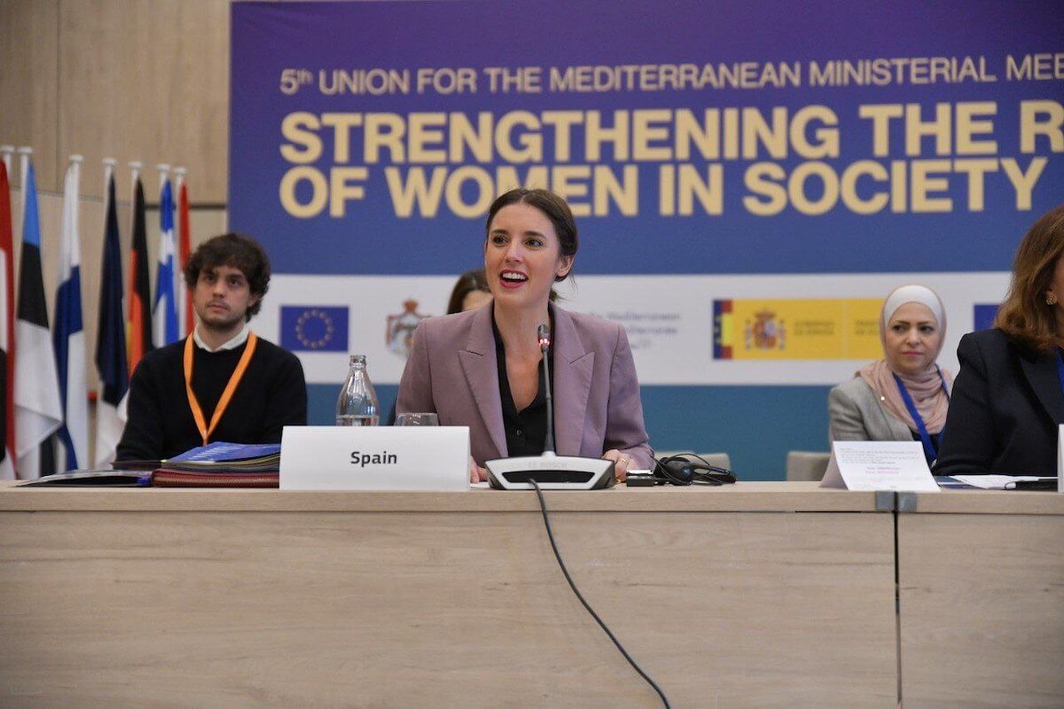 La ministra spagnola sottolinea come non siano le donne trans* a minacciare le donne cis bensì gli uomini cis – VIDEO