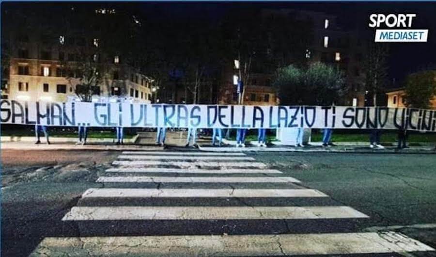Lazio, i tifosi sostengono Khalid Salman. Aveva definito l’omosessualità “un danno mentale”